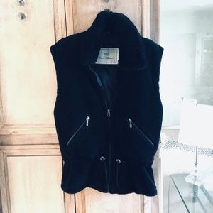 Nil’s Resort Collection short faux fur black vest